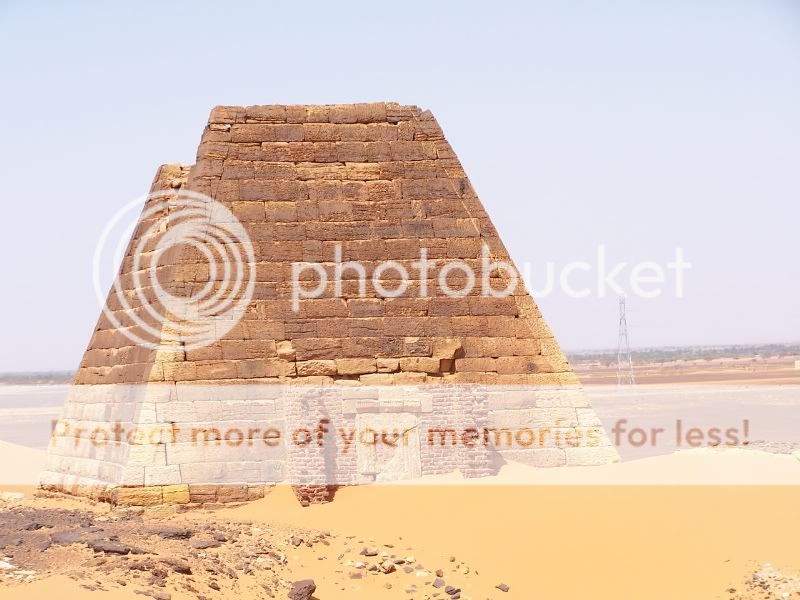 Sudan_Meroe_Pyramids_30sep2005_6_80.jpg