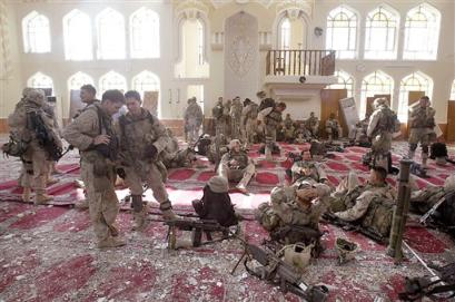 us-soldiers-inside-mosque.jpg