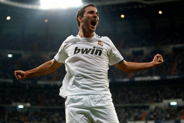 Higuain_celebra_gol_Bernabeu_salta.jpg