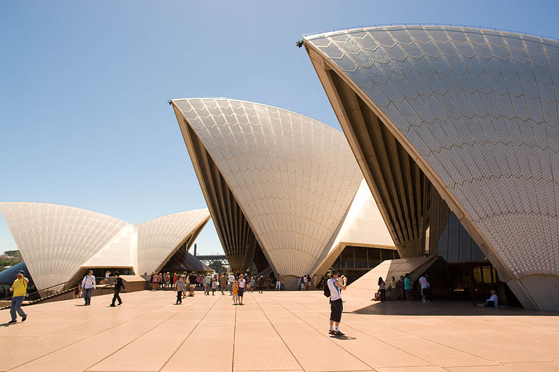 800px-Tourists_and_Sydney_Opera_Hosue.jpg