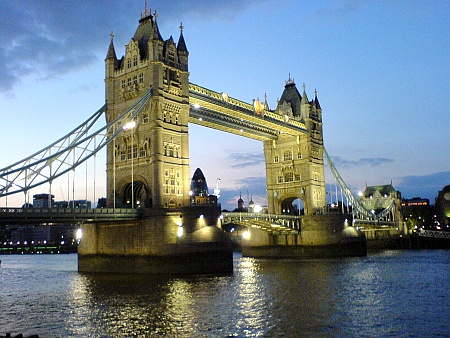 Tower+Bridge+from+London+england_4.jpg